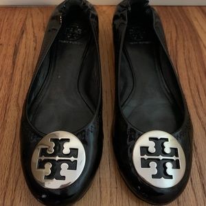 TORY BURCH Reva black leather Silver Emblem ballet flats size 7.5